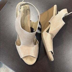 Aerosoles Neutral Tan Faux Leather Comfort Heels Size 12